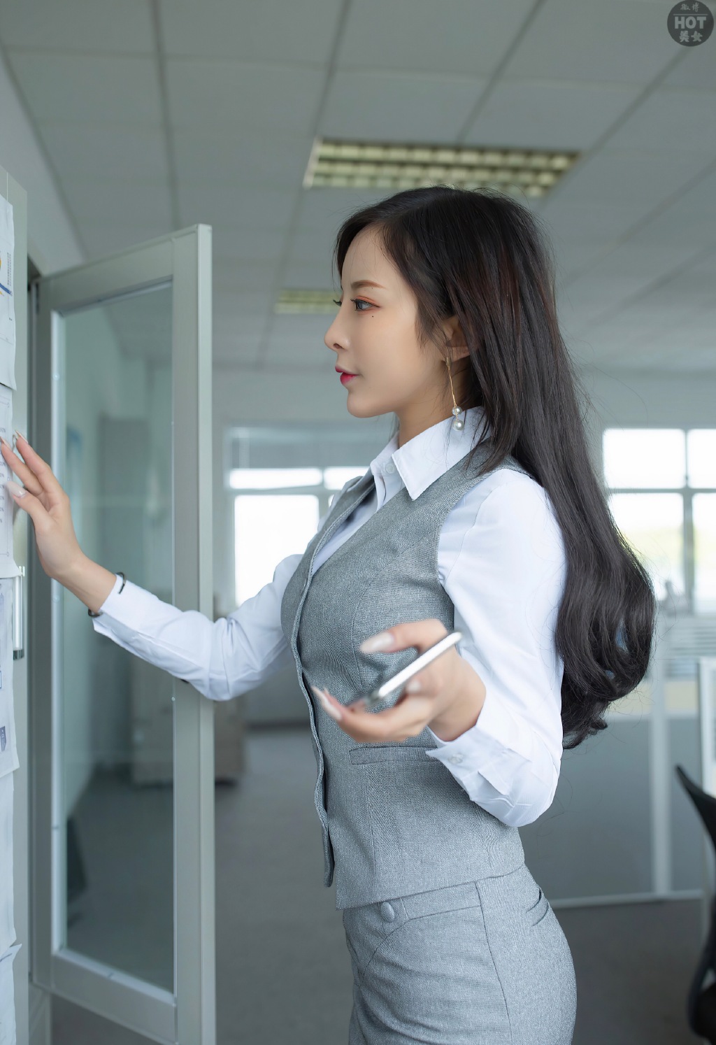 风情万种的美女OL制服诱惑美女写真